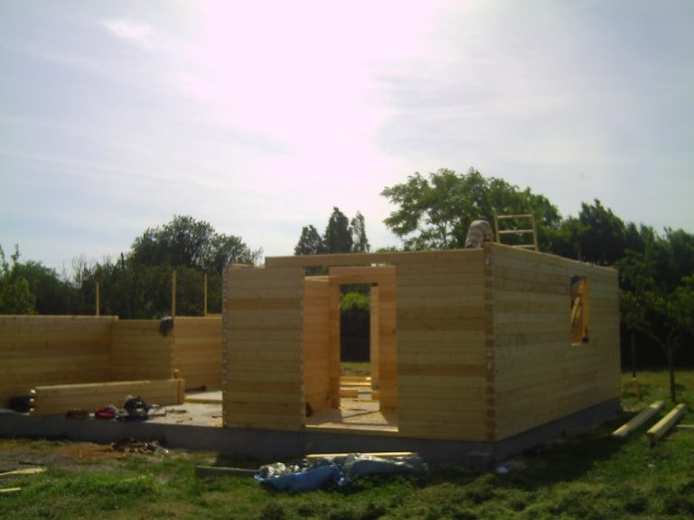 montage d'une maison bois massif rondins et madriers calibrés